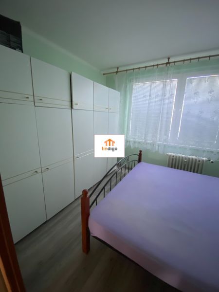PRENÁJOM - 3-izbový byt - sídlisko Váh, Šaľa - Spálňa s kovovou posteľou a skriňami, 3-izbový byt, podlaha s dreveným dekorom.