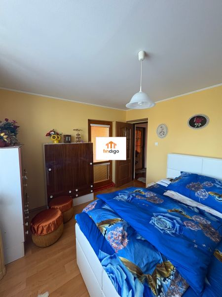 PREDAJ - Rodinný dom s veľkým pozemkom – Nitra, Lužianky  - Spálňa v rodinnom dome s posteľou a dekoráciou na skrini.