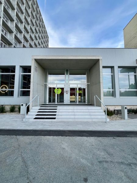 REZERVOVANÝ Na prenájom 2i luxusný zariadený byt na Terase - Exteriér budovy na ulici Kysucká v Košiciach, mestská časť Západ, so schodiskom vpredu.