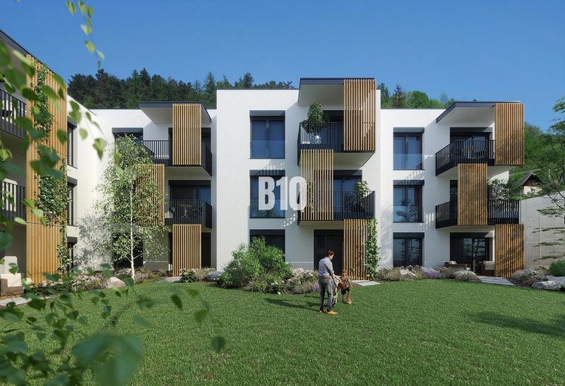 4 izbové byty vo výstavbe - VILADOMY BUDATÍN - Budova v Žiline s balkónmi obklopená zeleňou a tráva, 4-izbový byt.