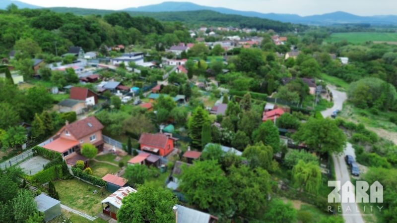 VYŠNÁ HUTKA | Záhrada 381 m² • studňa • elektrina • parkovanie