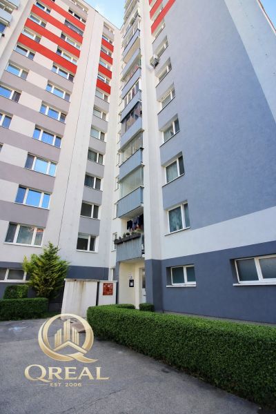 *BEZ PROVÍZIE**Bývanie na ZAČIATKU Petržalky, zariadenie, klimatizácia - Bytový dom na Gercenovej ulici v Bratislave - Petržalke s balkónmi a zeleným porastom.