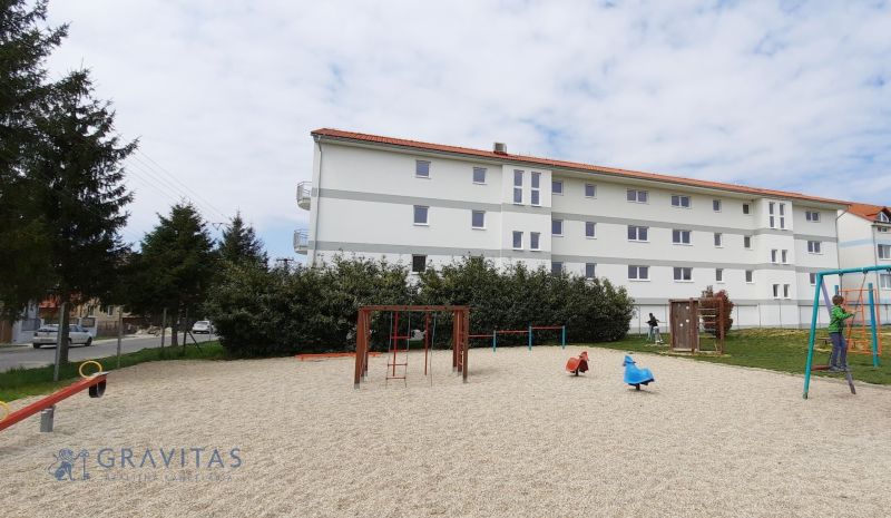 Na predaj 3 izb. byt s balkónom blízko centra - Detské ihrisko pri bytovom dome na Školskej ulici v Chorvátskom Grobe.
