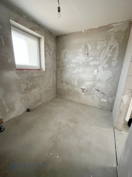 Na predaj 3 izb. byt s balkónom blízko centra - Prázdna miestnosť s omietnutými stenami a podlahou v 3-izbovom byte.