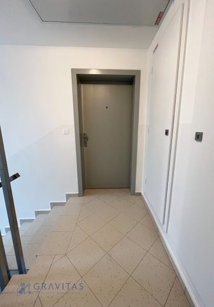 Na predaj 3 izb. byt s balkónom blízko centra - Vstupné dvere so schodiskom a dlaždicovou podlahou v 3-izbovom byte.