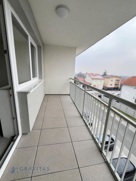 Na predaj 3 izb. byt s balkónom blízko centra - Balkón 3-izbového bytu v Chorvátskom Grobe na Školskej ulici s dlažbou a zábradlím.