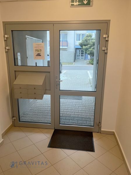 Na predaj 3 izb. byt s balkónom blízko centra - Vstupné dvere s poštovou schránkou v interiéri 2-izbového bytu.