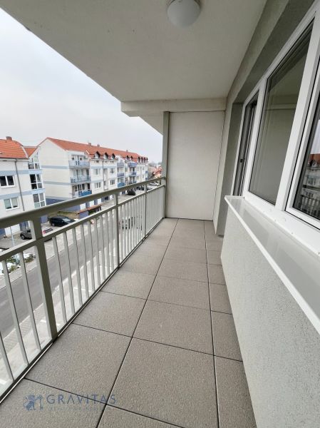 Na predaj 3 izb. byt s balkónom blízko centra - Balkón na Školskej ulici v Chorvátskom Grobe s výhľadom na okolitú ulicu.