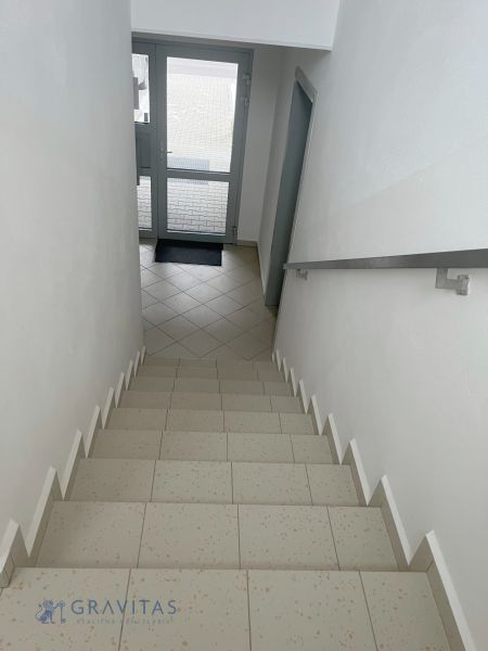 Na predaj 3 izb. byt s balkónom blízko centra - Schodisko s dlažbou vedúce k preskleným dverám v 2-izbovom byte.