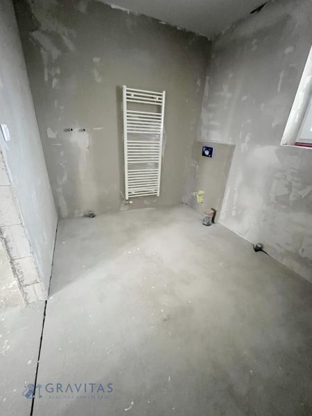 Na predaj 3 izb. byt s balkónom blízko centra - Holé steny a podlahové kúrenie v 3-izbovom byte, s prípravou na práčku.
