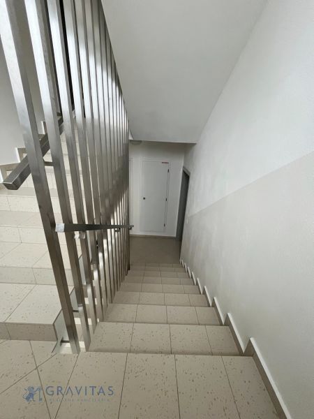 Na predaj 3 izb. byt s balkónom blízko centra - Schodisko v 2-izbovom byte s dlažbou a oceľovým zábradlím vedúce na spodné poschodie.