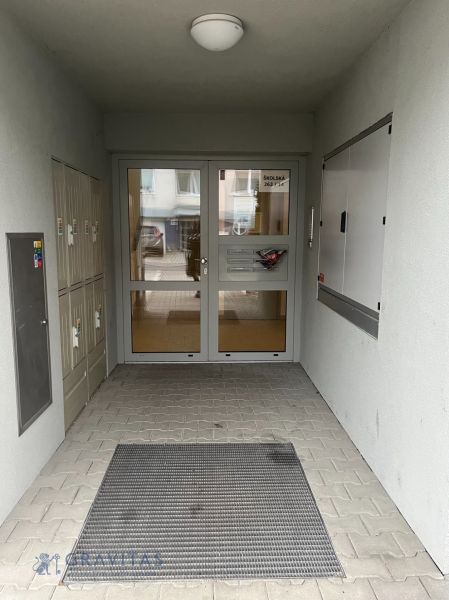 Na predaj 3 izb. byt s balkónom blízko centra - Vchod na Školskej ulici v Chorvátskom Grobe, 2-izbový byt, poštové schránky.