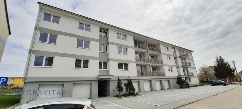 Na predaj 3 izb. byt s balkónom blízko centra - Bytový dom na Školskej ulici v Chorvátskom Grobe s priestrannými balkónmi a parkovaním.