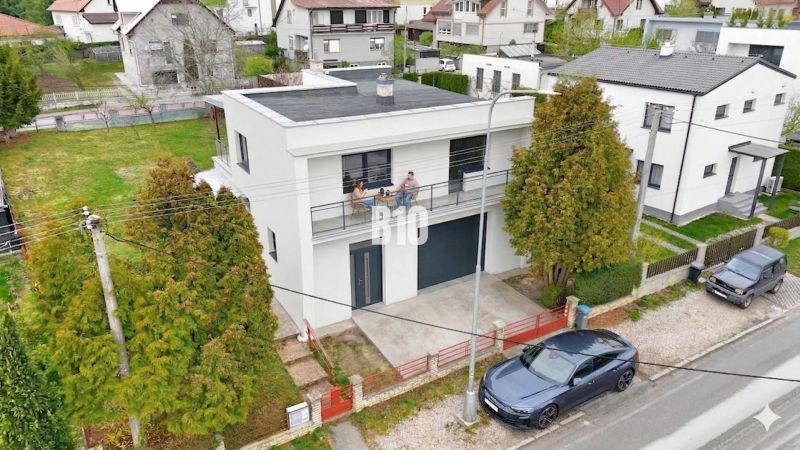 MARTIN-STRÁNE 5 izbový rodinný dom na predaj - Rodinný dom v Martine s balkónom a priľahlou záhradou, obklopený stromami.