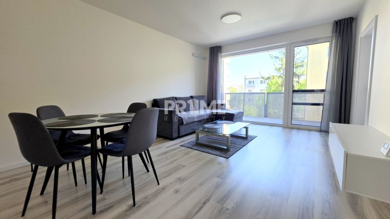 MODERNÝ 2i byt, POD VINICOU, LOGGIA, PARKING, Nové Mesto - Svetlá obývacia izba v 2-izbovom byte s kobercovým dekorom a balkónom.