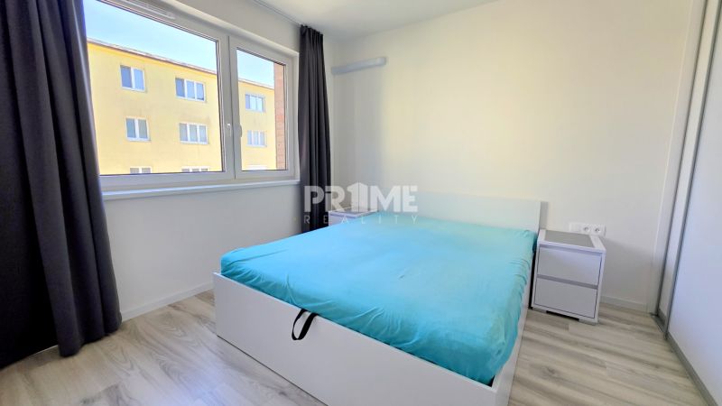 MODERNÝ 2i byt, POD VINICOU, LOGGIA, PARKING, Nové Mesto - Spálňa v 2-izbovom byte s podlahou s dreveným dekorom a veľkým oknom.