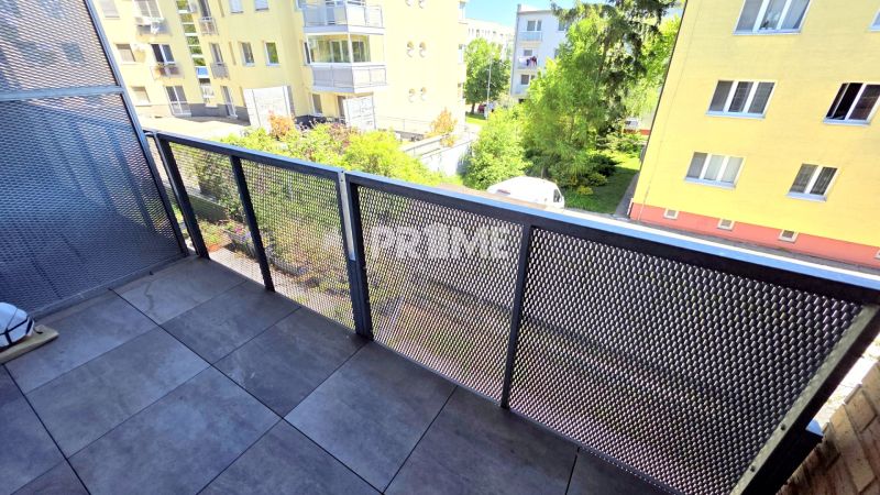 MODERNÝ 2i byt, POD VINICOU, LOGGIA, PARKING, Nové Mesto - Balkón so sivou dlažbou na Skalickej ceste v Bratislave s výhľadom na dvory budov.