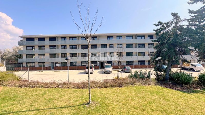MODERNÝ 2i byt, POD VINICOU, LOGGIA, PARKING, Nové Mesto - Na ulici Skalická cesta stojí moderný bytový dom, ideálny pre dvojizbový byt.