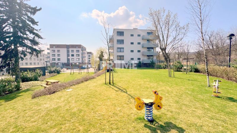 MODERNÝ 2i byt, POD VINICOU, LOGGIA, PARKING, Nové Mesto - Na obrázku sú bytové domy, detské ihrisko a zelený trávnik na ulici Skalická cesta.