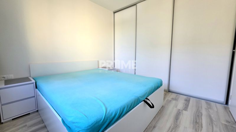 MODERNÝ 2i byt, POD VINICOU, LOGGIA, PARKING, Nové Mesto - Spálňa v 2-izbovom byte s posteľou, nočným stolíkom a vstavanou skriňou.