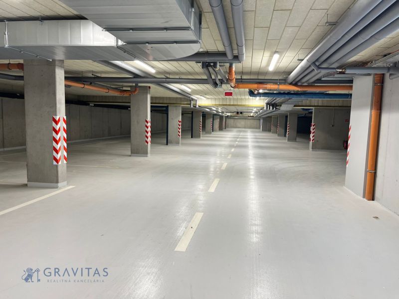 Prenájom kancelárskych / obchodných priestorov s terasou - Podzemné garáže v Považskej Bystrici s betónovými stenami a ventiláciou.