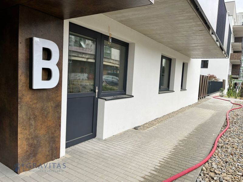 Prenájom kancelárskych / obchodných priestorov s terasou - V Považskej Bystrici je vchod budovy B. Kancelárie majú dláždený chodník.