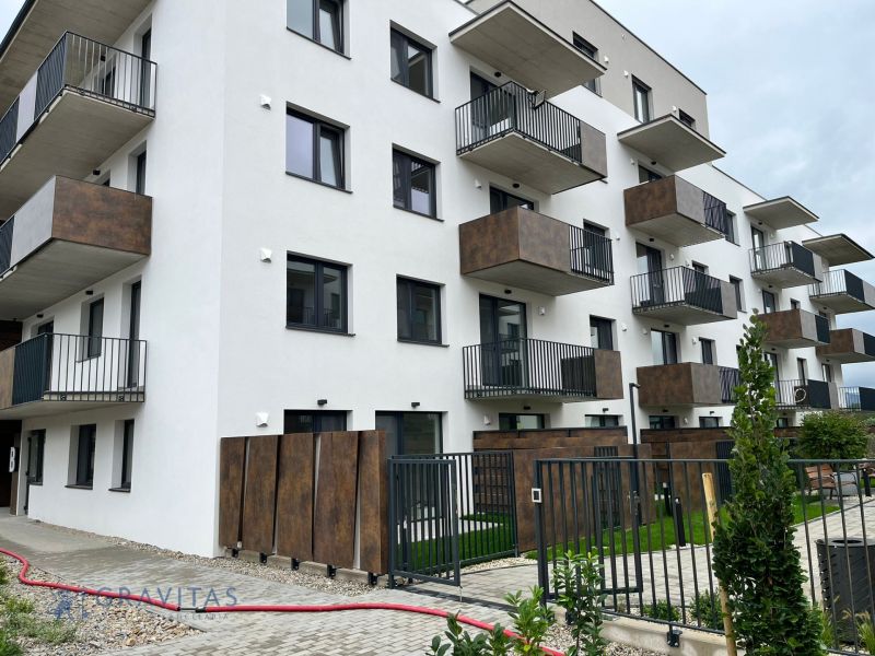 Prenájom kancelárskych / obchodných priestorov s terasou - Bytový komplex s balkónmi v Považskej Bystrici a upraveným vonkajším priestorom kancelárií.