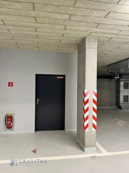 Prenájom kancelárskych / obchodných priestorov s terasou - Parkovisko v podzemí kancelárií v Považskej Bystrici s hasiacim prístrojom a bezpečnostným značením.