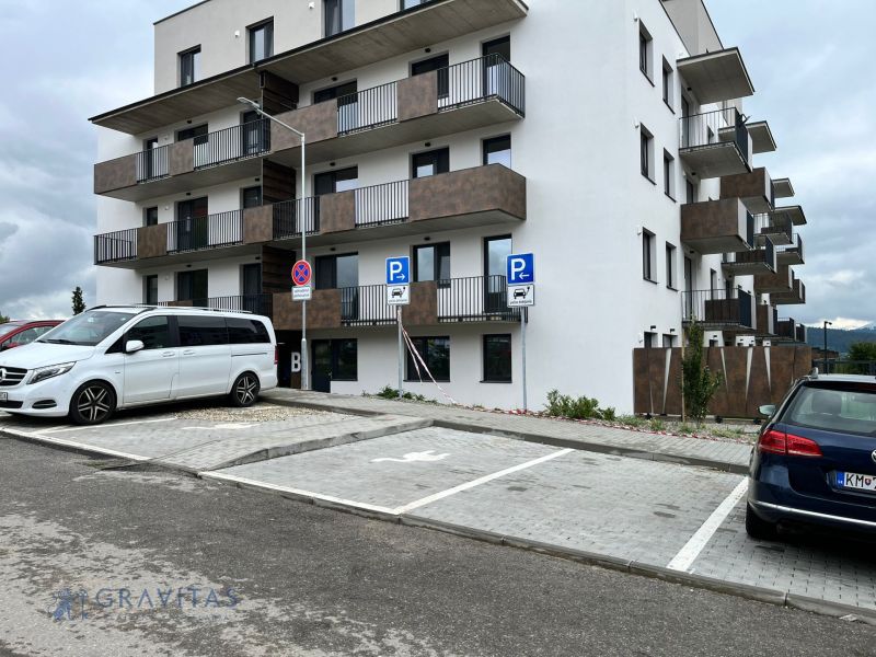 Prenájom kancelárskych / obchodných priestorov s terasou - Bytový dom v Považskej Bystrici s parkoviskom pre Kancelárie, moderné fasády.