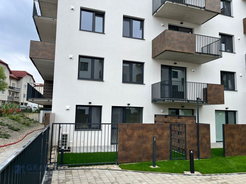 Prenájom kancelárskych / obchodných priestorov s terasou - Bytové kancelárie v Považskej Bystrici s moderným zábradlím balkónov a upraveným trávnikom.