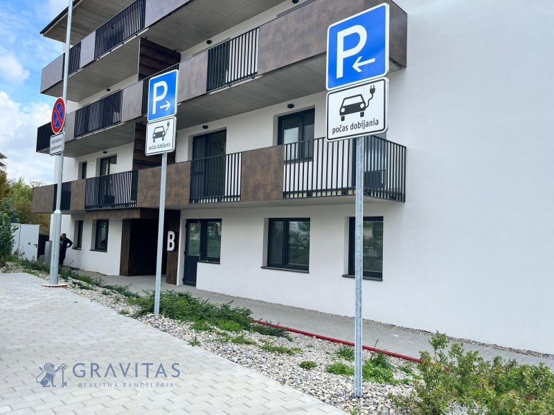 Prenájom kancelárskych / obchodných priestorov s terasou - Budova kancelárií v Považskej Bystrici s parkovaním pre elektromobily.