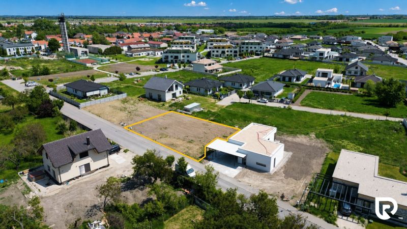 RADO I Stavebný pozemok 698 m2 + výstavba rodinného domu I Kvetoslavov