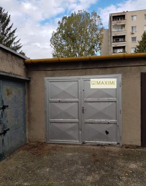 PREDAJ - Garáž s pozemkom na Prešovskej ulici - Garáže na Prešovskej ulici v Bratislave - Ružinove, s výhľadom na bytový dom.