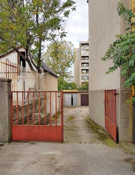 PREDAJ - Garáž s pozemkom na Prešovskej ulici - Vstupné brány s garážami na Prešovskej ulici v Bratislave - Ružinove.