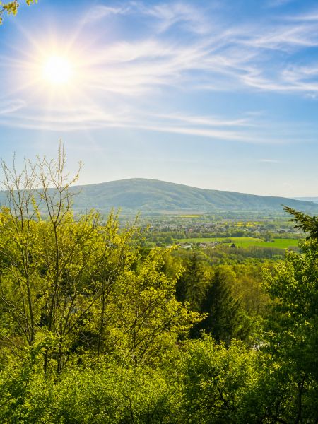 Rekreačná chata s pozemkom a panoramatickým výhľadom - Ovocinár - Slnečný deň v prírode Stupavy s výhľadom z Ovocinára na zeleň a kopce.