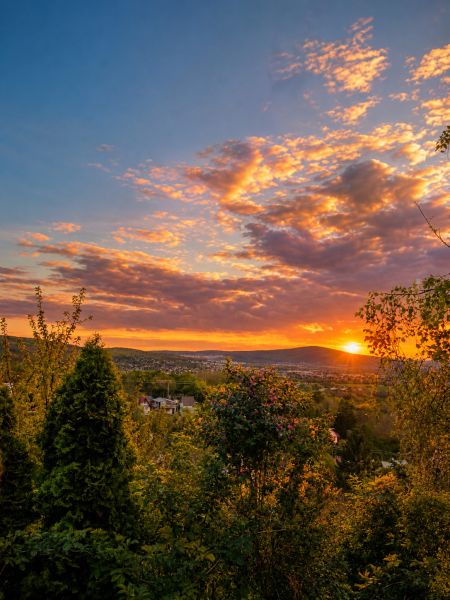 Rekreačná chata s pozemkom a panoramatickým výhľadom - Ovocinár - Západ slnka nad prírodou v Stupave na Ovocinári s výhľadom z chaty.
