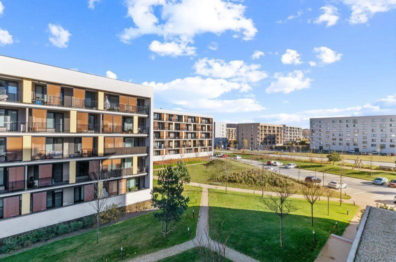 Krásny 3- izb. byt s loggiou a park. státím na ulici Hany Ponickej - Bytové domy na ulici Hany Ponickej, Bratislava - Lamač, s parkovaním a zeleňou.
