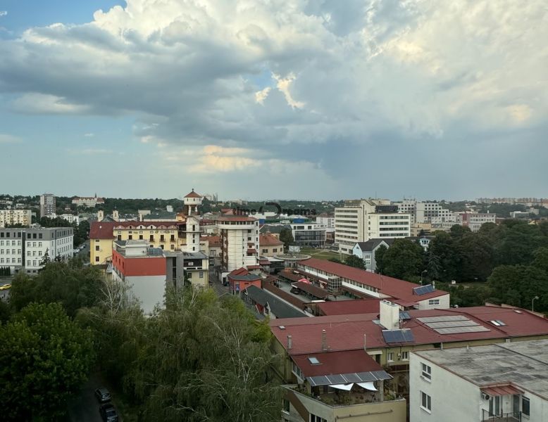 Na predaj: CENTRUM: 3 izb.byt + ŠATNIK + PIVNICA - Mesto Levice ponúka pohľad na mestskú panorámu, zobrazenú zo strechy 3-izbového bytu.