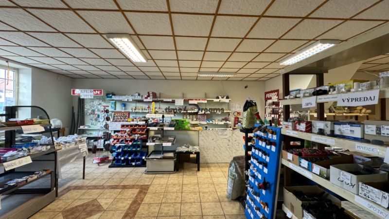 NA PREDAJ rodinný dom/polyfunkcia Komjatice  - Obchod so širokým sortimentom železiarskeho tovaru, výpredajom, regály plné produktov a náradia.
