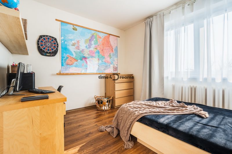 NA PREDAJ 5 izb rodinný dom Nitrianske Hrnčiarovce NITRA - Izba v rodinnom dome s mapou, posteľou a podlahou s dreveným dekorom.