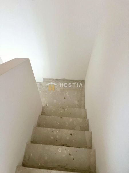 Výnimočný 5-izbový rodinný dom Šajdíkove Humence - Schody v rodinnom dome s betónovým povrchom a bielymi stenami.