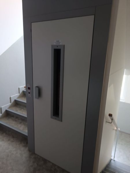Na prenájom  veľkometrážny 3 izbový byt Nová Baňa - Vstup do výťahu so schodiskom v 3-izbovom byte.