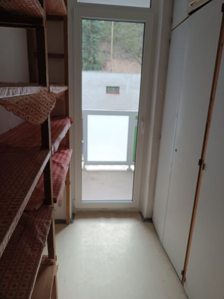 Na prenájom  veľkometrážny 3 izbový byt Nová Baňa - Úzka miestnosť v 3-izbovom byte s policami a prístupom na balkón.