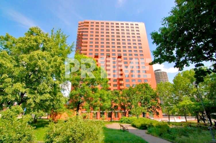 Garážove státie, Manhattan, Račianska ulica - V Bratislave - Novom Meste na Račianskej sú garáže pri modernom bytovom dome v parku.