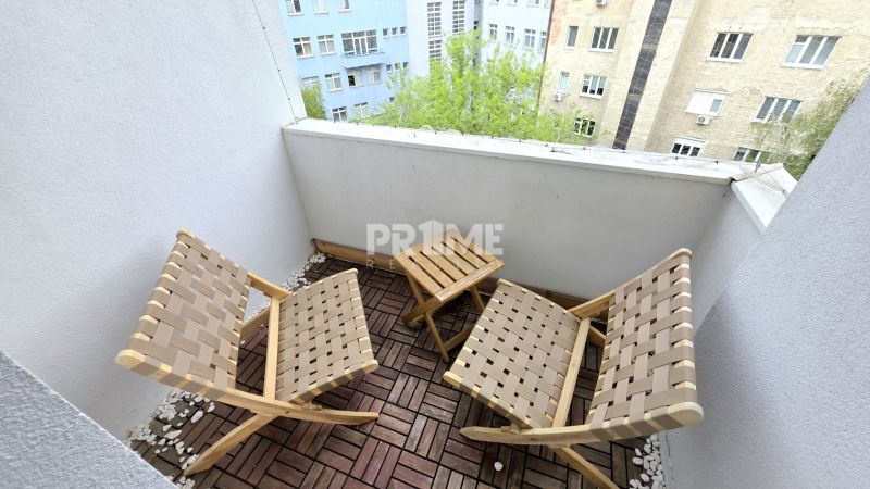 ŠTÝLOVÝ 2i BYT, REKONŠTRUKCIA, BALKÓN, KLÍMA, Murgašová ulica - Balkón s dvoma stoličkami a stolíkom v 2-izbovom byte.