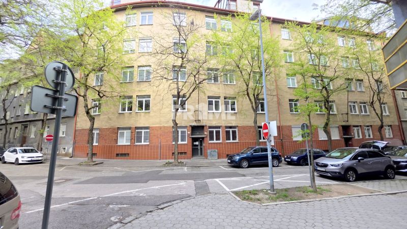 ŠTÝLOVÝ 2i BYT, REKONŠTRUKCIA, BALKÓN, KLÍMA, Murgašová ulica - Päťposchodový bytový dom na Murgašovej ulici v Bratislave - Starom Meste.
