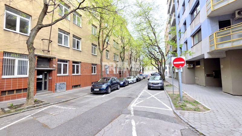 ŠTÝLOVÝ 2i BYT, REKONŠTRUKCIA, BALKÓN, KLÍMA, Murgašová ulica - Ulica Murgašova v Bratislave - Staré Mesto s autami zaparkovanými popri chodníku.