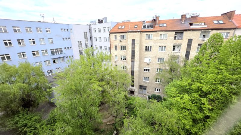 ŠTÝLOVÝ 2i BYT, REKONŠTRUKCIA, BALKÓN, KLÍMA, Murgašová ulica - Pohľad na budovy a zelené stromy na Murgašovej ulici v Bratislave - Starom Meste.