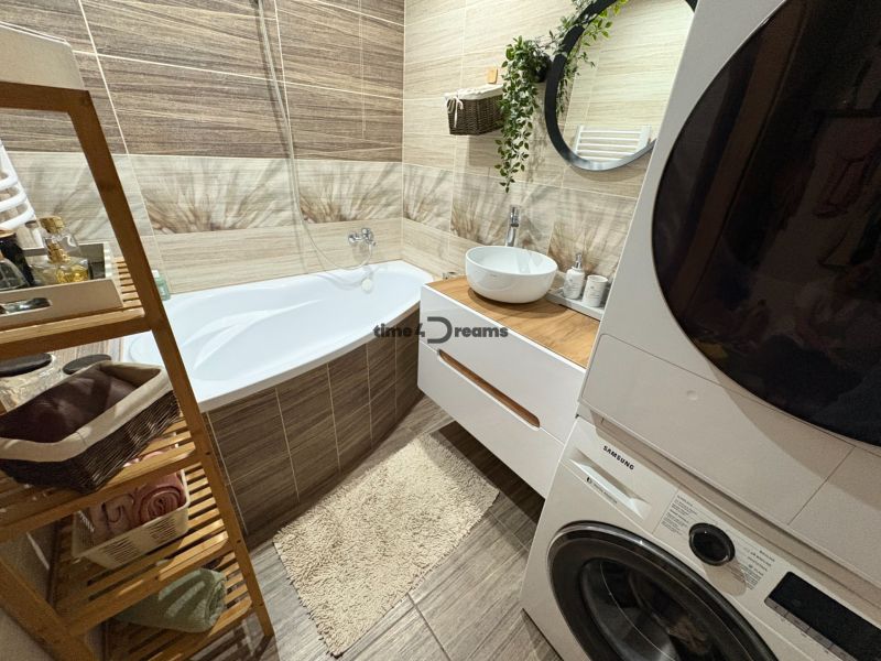 Na predaj: CENTRUM  3 izb.byt + BALKON + ŠPAJZA  - Kúpeľňa v 3-izbovom byte so sprchovacou vaňou, umývadlom a práčkou.