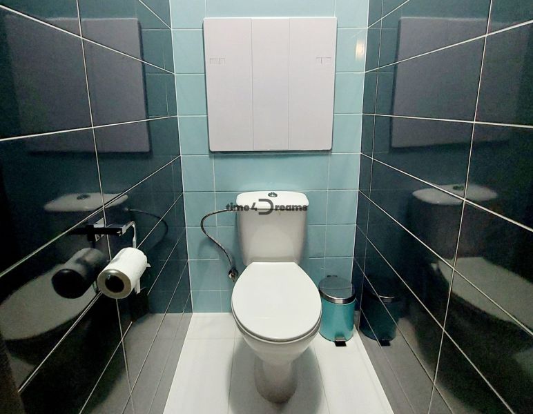 NOVÁ CENA-NA PREDAJ  pekný 3ibyt Prievidza-Necpaly - Kúpeľňa s toaletou a tmavými obkladačkami v 3-izbovom byte.